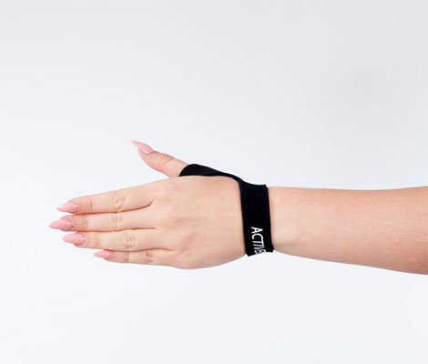 Helpingarthitis thumb support for relief from pain at the base of the thumb joint